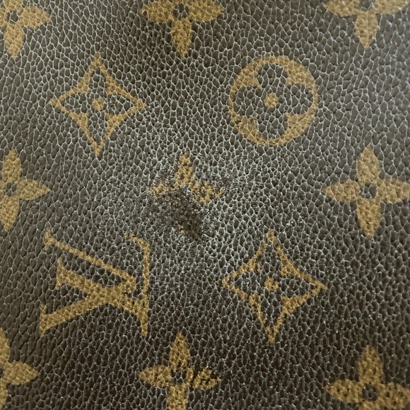 Louis Vuitton Artsy in Monogram LV - Picture 11 of 16